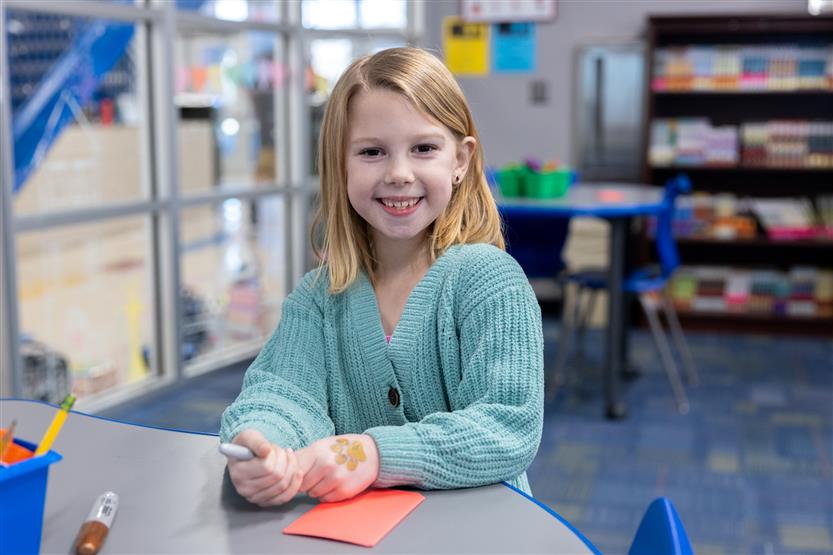 Students make red envelopes in the library